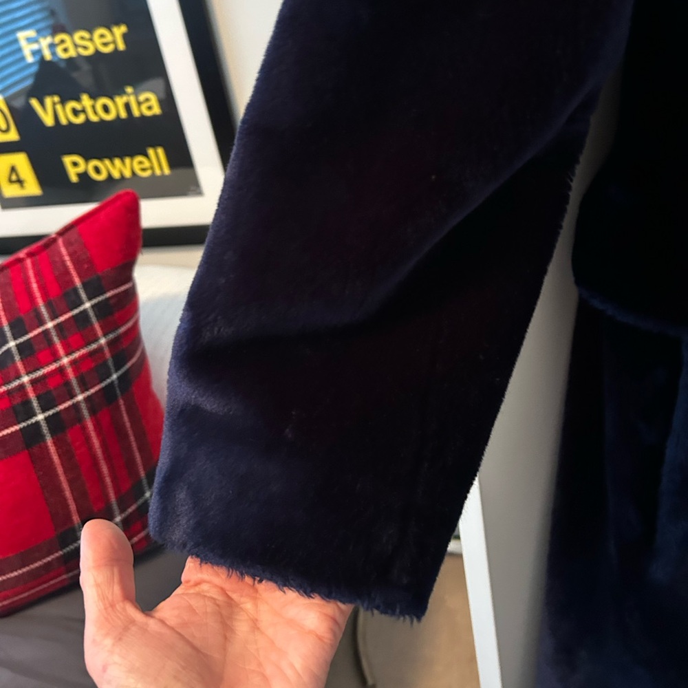 VINTAGE - Luxurious Navy Teddy Coat with Gold Accents - Picture 8 of 8